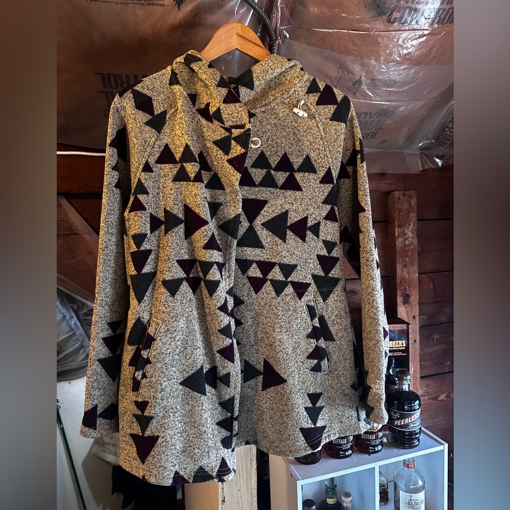 Geometric Patterned Women's Top - Picture 2 of 4